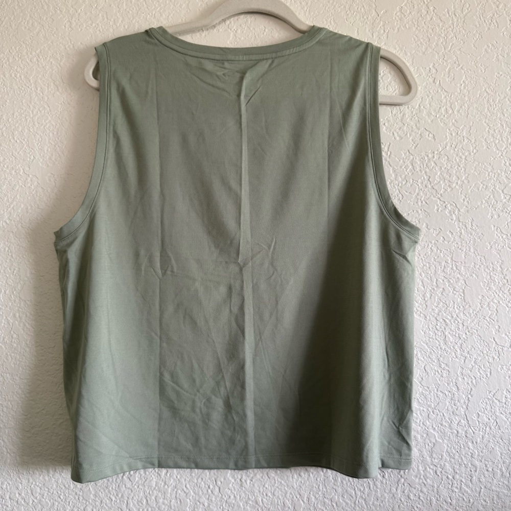 NWT GAP GapFit Women's Sage Green Tank Top - Picture 3 of 3